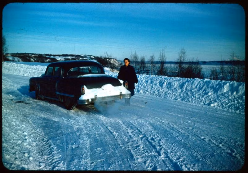 Con đường tuyết ở Government Hill, Tây Bắc Anchorage, 1956. Ảnh: Kurt Clark Flickr.