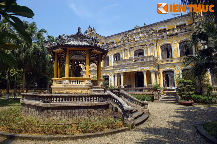 Cung An Định nằm trên một khu đất có địa thế bằng phẳng, tổng diện tích mặt bằng 23.463m2, chung quanh có tường gạch bao bọc.