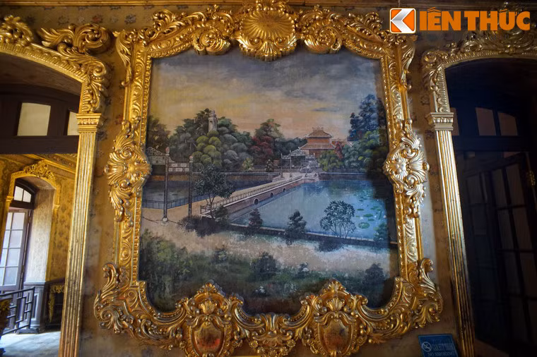 Điều đặc biệt ở gian phòng này là bộ 6 bức tranh sơn dầu được vẽ trực tiếp lên tường mô tả các lăng Gia Long, Minh Mạng, Thiệu Trị, Tự Đức, Đồng Khánh và Khải Định.