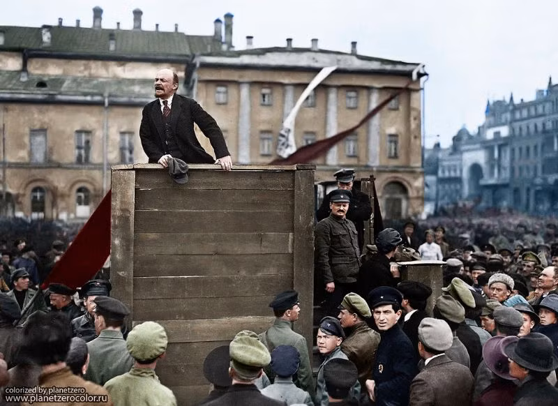 Lãnh tụ Lenin diễn thuyết trước những người lính sắp hành quân ra mặt trận, Moscow năm 1920. Ảnh: Vacheslaw Peregoodow Flickr.