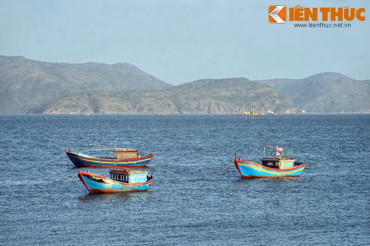 Đầm được bao quanh bởi nhiều đồi núi, tạo nên phong cảnh hữu tình làm say đắm lòng người.