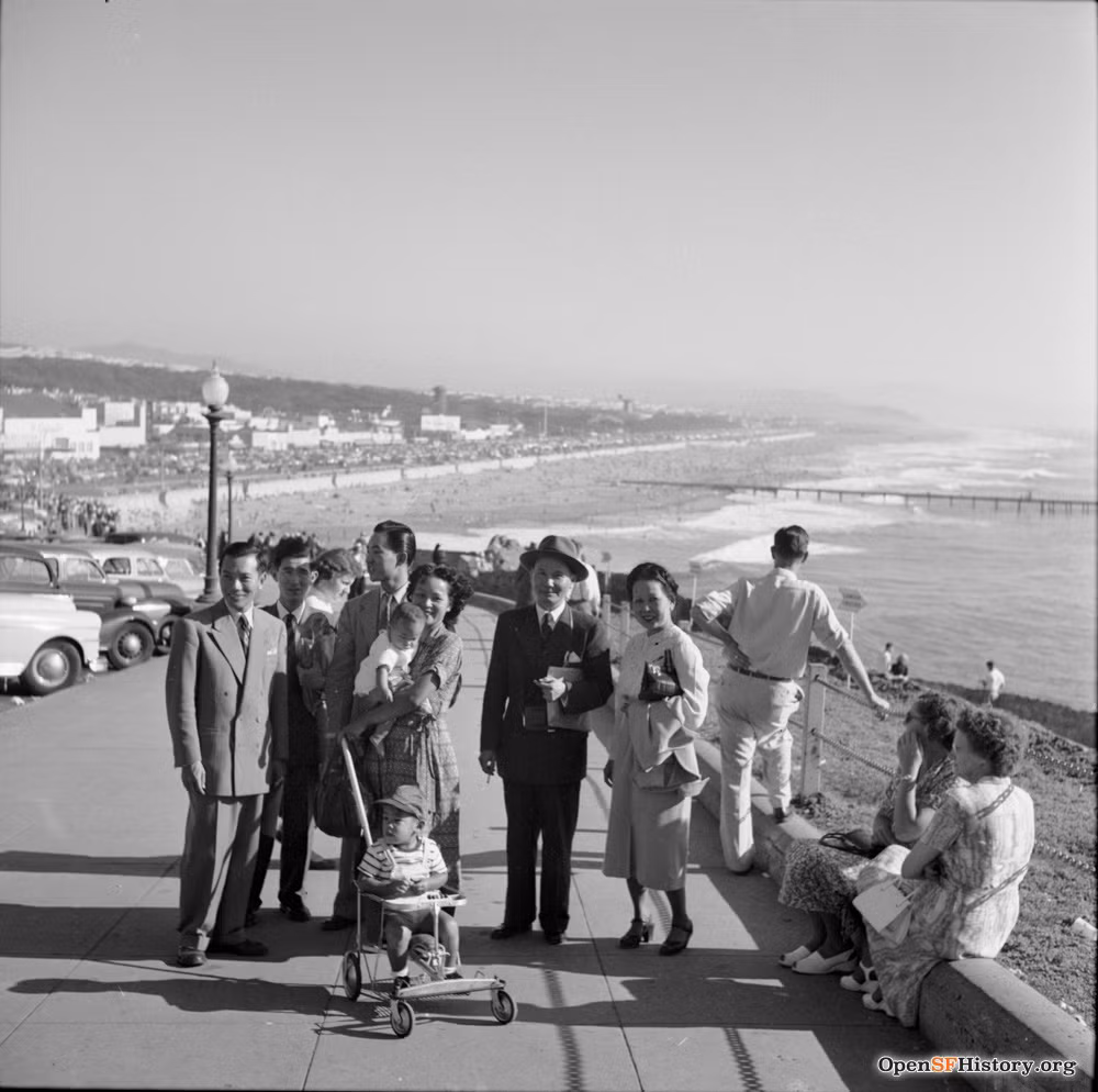 Các đại biểu với cảnh bờ biển Thái Bình Dương. Ảnh: Opensfhistory.org.