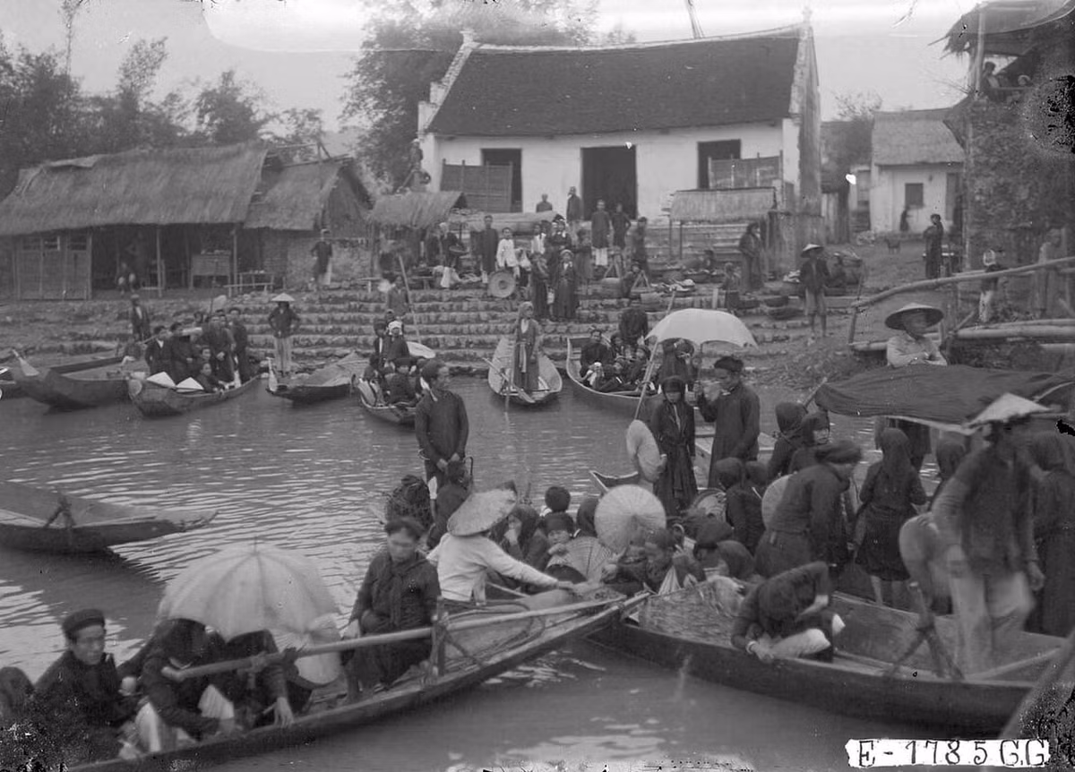 Quang cảnh tại bến Đục, điểm xuất phát của khách hành hương trong lễ hội chùa Hương, mùa xuân năm 1927.