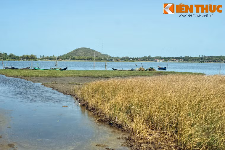 Ven bờ đầm có nhiều đồng ruộng và chòm xóm, mang đầy vẻ thanh bình của cuộc sống vùng đầm phá.