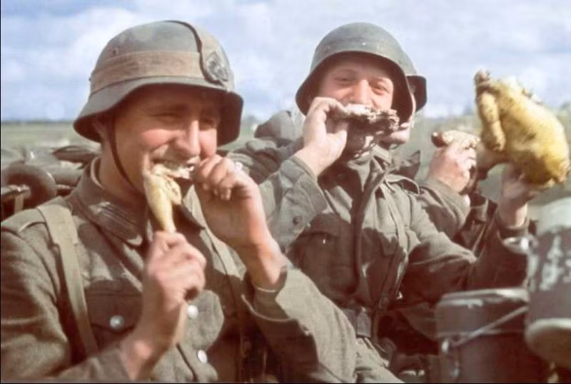 Bữa ăn với thịt gà nướng của lính Đức ở ngoại ô Stalingrad, 1942. Ảnh: Vintag.