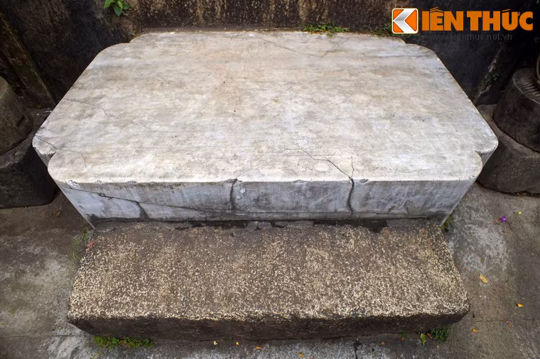 Phía trước phiến đá oán hờn được đặt thêm một khối đá nhỏ khác để làm bậc tam cấp bước vào tòa nhà.