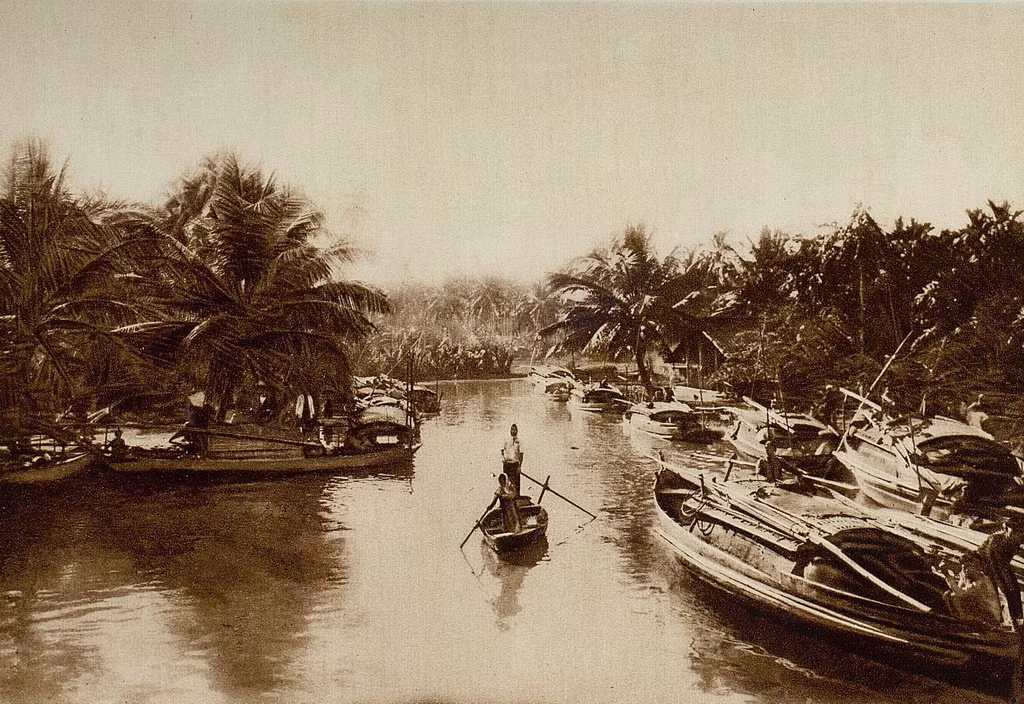 Trên một con kênh ở Thủ Đức. Ảnh: Gallica.bnf.fr.