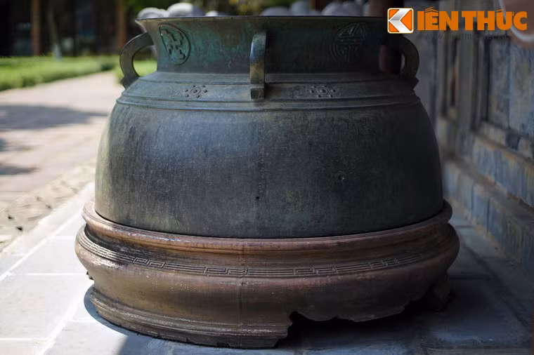 Phần thân vạc không chia thành lớp hay ô hình học để trang trí như một số chiếc vạc khác mà chỉ trang trí phần trên, phía có quai vạc.