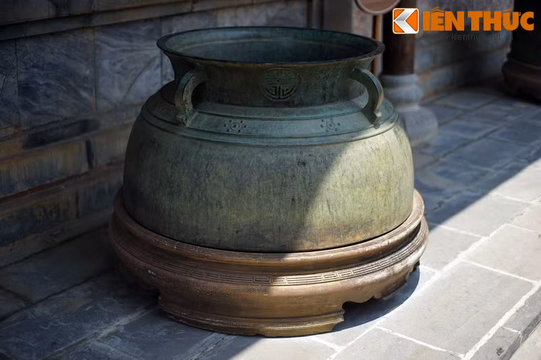 Cố đô Huế ngày nay còn lưu giữ 15 chiếc vạc đồng cổ, là những tác phẩm nghệ thuật thể hiện tay nghề tuyệt vời của các nghệ nhân thời nhà Nguyễn. Trong số đó có một chiếc vạc được coi là độc nhất vô nhị trong hệ thống cổ vật của triều đại này.