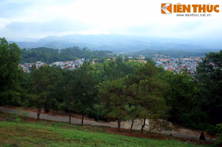 Như vậy, trong chưa đầy 50 năm, Điện Biên Phủ đã chuyển mình từ chốn bình địa thành một thành phố hiện đại. Đây là một quá trình mang tính biểu tượng cho sức sống của đất và người Điện Biên. Ảnh: Thành phố Điện Biên Phủ nhìn từ đồi D1.