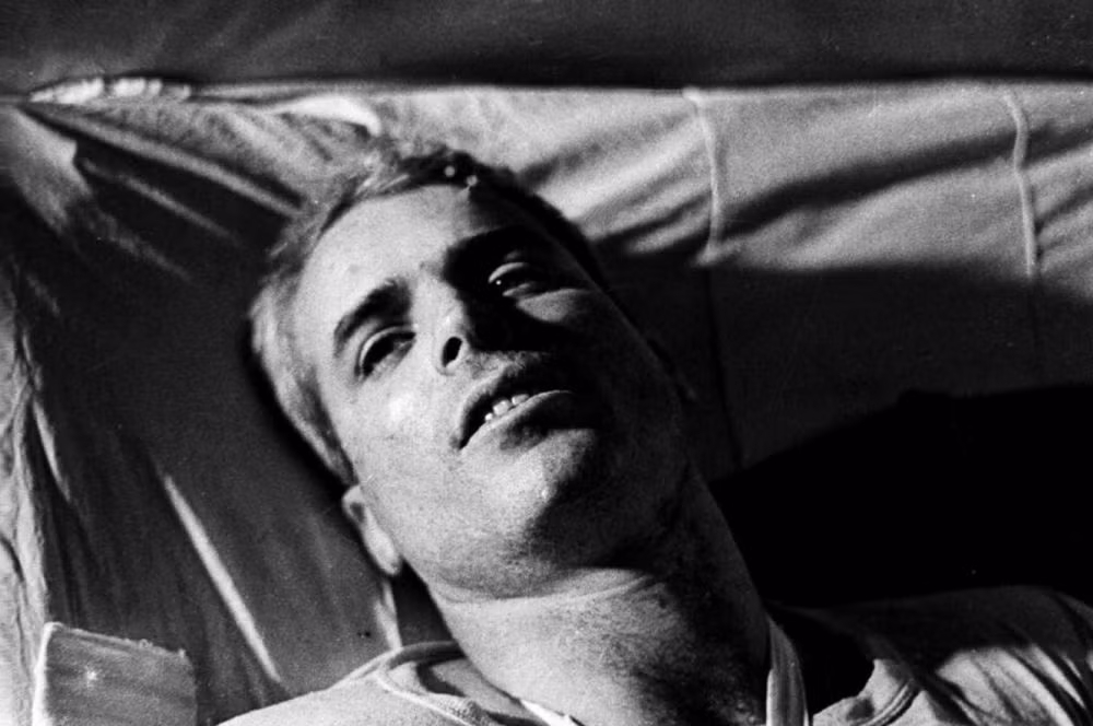 Bức ảnh cận cảnh khuôn mặt John McCain ở Hà Nội, 1967. Ảnh: Vintag.