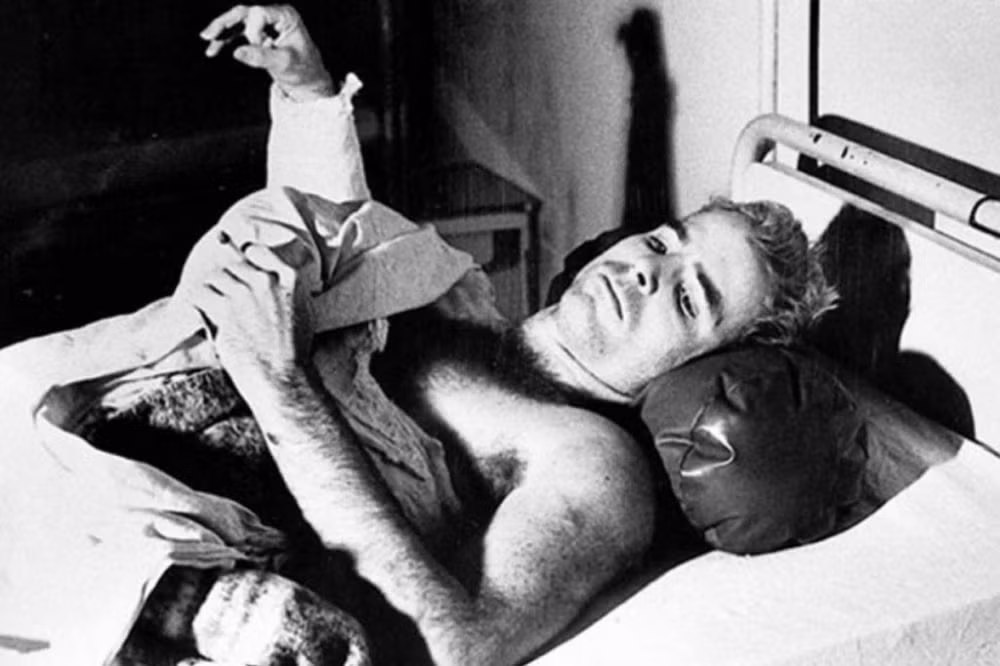 Một bức ảnh khác chụp John McCain trên giường bệnh. Ảnh: Vintag.