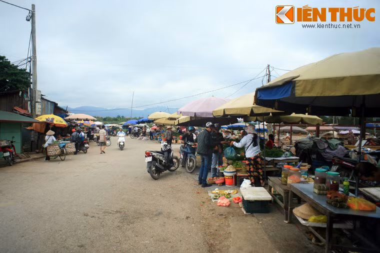 Với sự phát triển nhanh chóng, Điện Biên Phủ được nâng cấp thành thị trấn huyện lỵ của huyện cùng tên thuộc tỉnh Lai Châu. Từ ngày 18/4/1992, Điện Biên Phủ trở thành thị xã tỉnh lỵ tỉnh Lai Châu. Ảnh: Một góc chợ Điện Biên Phủ.