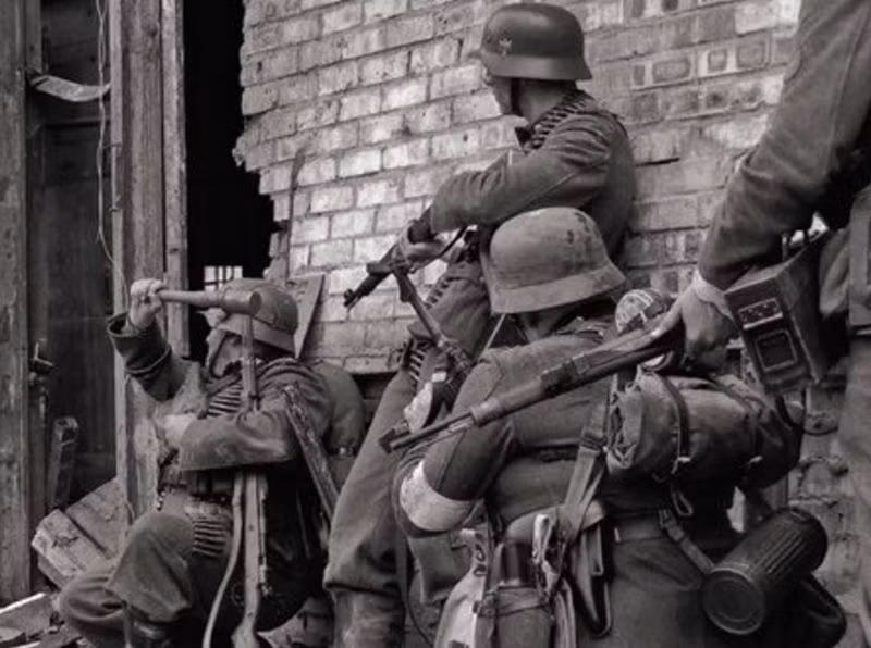 Lính Đức tác chiến đường phố trong trận Stalingrad. Ảnh: Vintag.