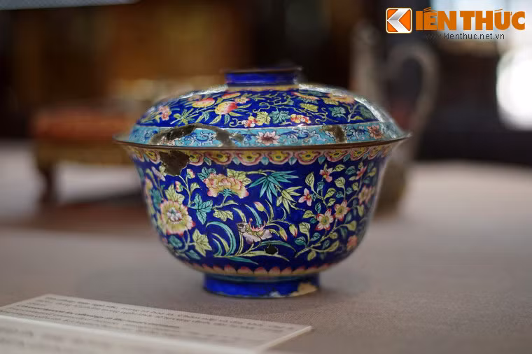 Tìm pháp lam ngũ sắc, trang trí hoa lá, dùng đựng lễ phẩm trong nghi thức tế tự cung đình thời Tự Đức.