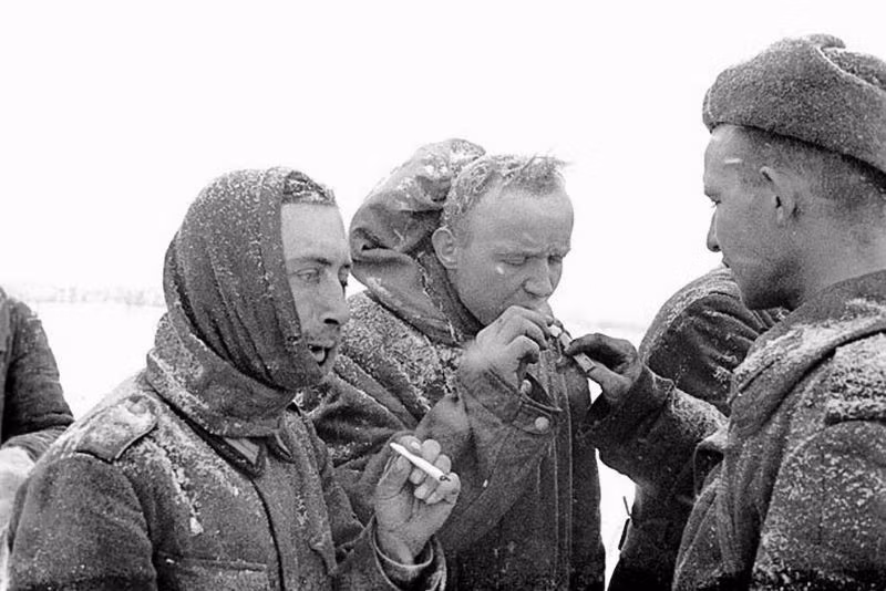 Chiến sĩ Liên Xô đưa thuốc lá cho tù binh Đức ở Stalingrad. Ảnh: Vintag.
