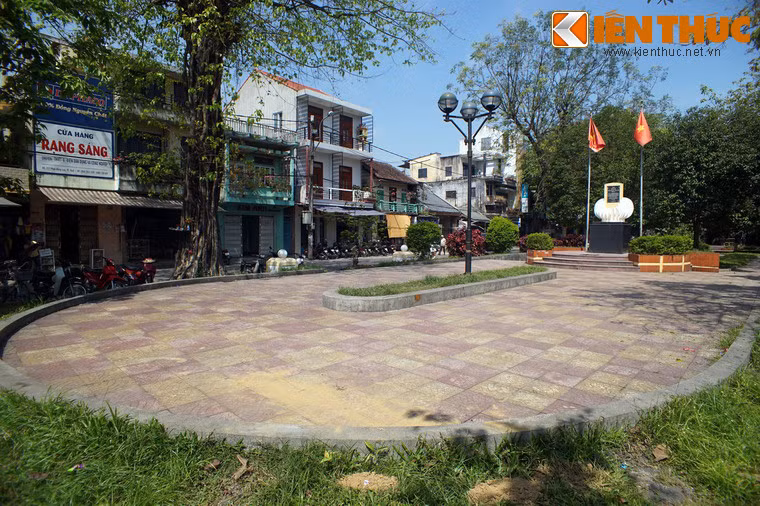 1. Phía cuối đường Phan Đăng Lưu, thuộc phường Phú Hoà, thành phố Huế có một công viên mang lịch sử rất đặc biệt. Hơn một thế kỷ trước, công viên này chính là nơi tọa lạc của trường Tiểu học Pháp - Việt Đông Ba, nơi Nguyễn Tất Thành - Bác Hồ thời trẻ - đã theo học những năm 1906 - 1908.