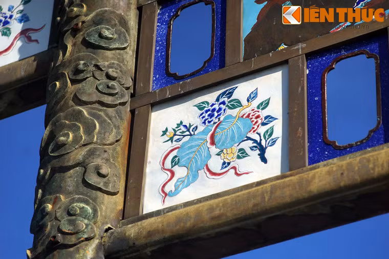 Cận cảnh một ô pháp lam hình hoa lá.