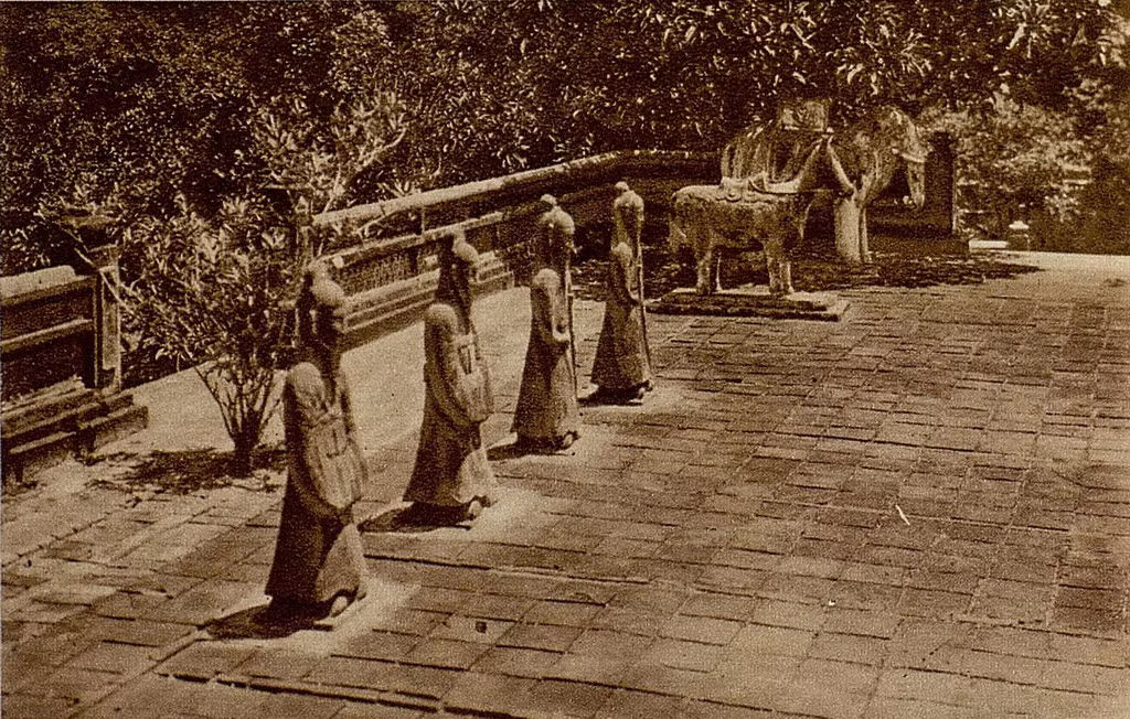 Hàng tượng đá ở sân chầu lăng vua Tự Đức. Ảnh: Gallica.bnf.fr.