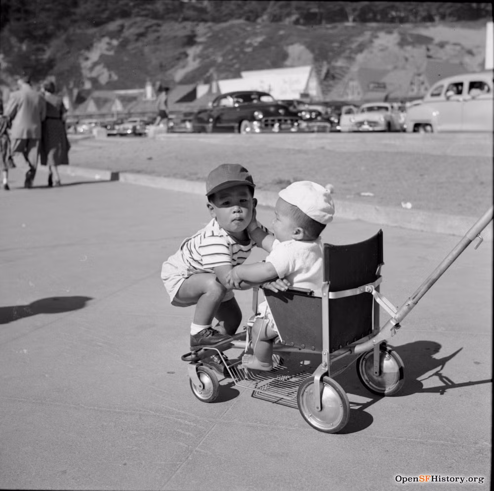 Hai em bé người Việt chơi đùa tại công viên giải trí Playland at the Beach. Ảnh: Opensfhistory.org.