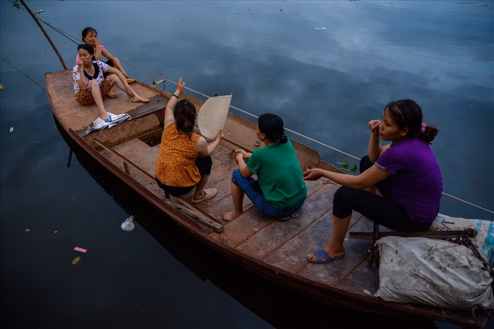 Điều đặc biệt là những người đến thuê trọ ở đây không phải người xa lạ từ những tỉnh thành khác nhau lên Hà Nội kiếm việc làm mà họ chủ yếu là người nhà, hàng xóm láng giềng, những người cùng quê. Chính điều đó, đã khiến họ dễ dàng sẻ chia, giúp đỡ lẫn nhau.