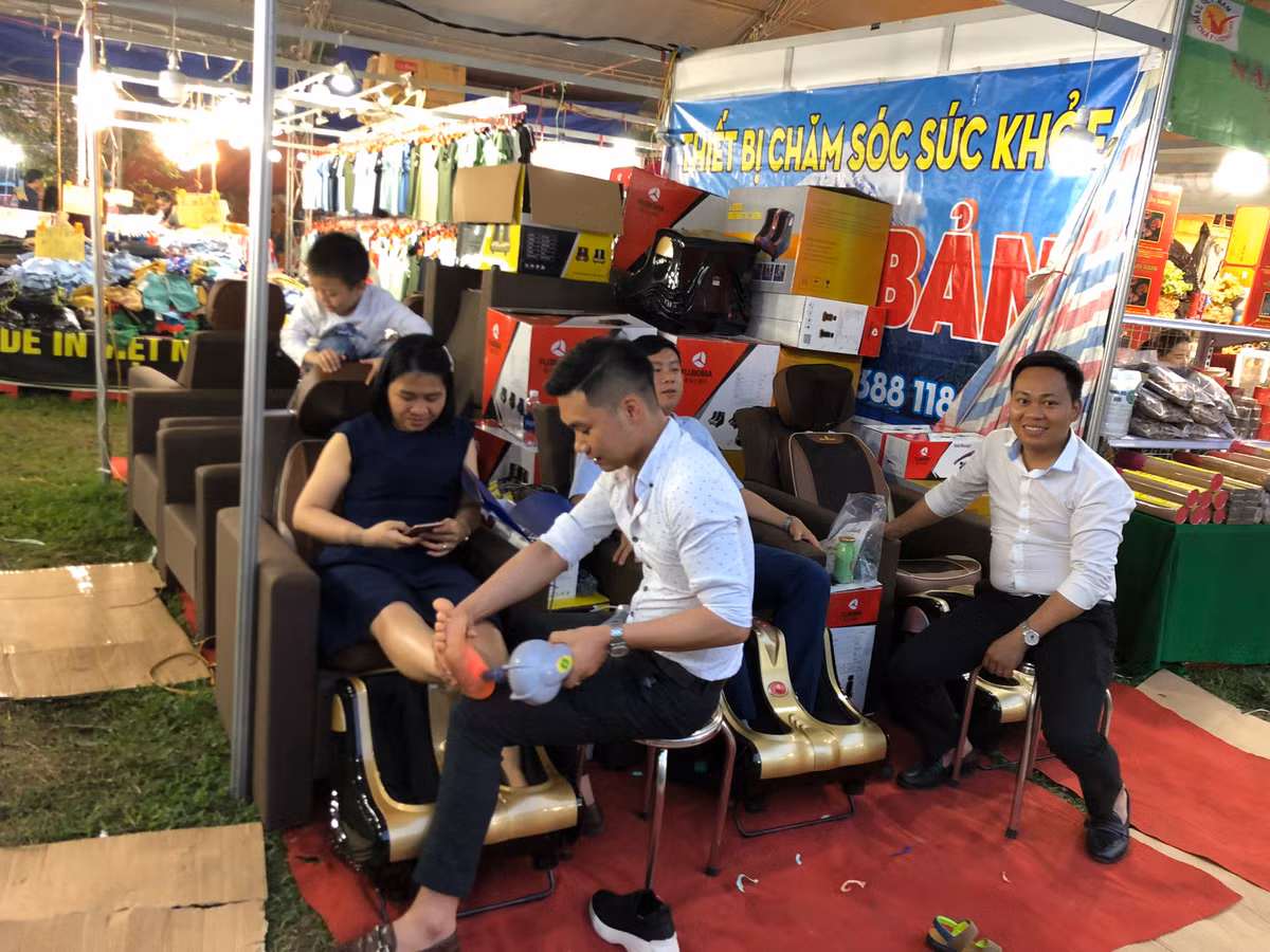 Rất nhiều người tỏ ra bức xúc trước sự phản cảm của lễ hội. Thậm chí, một khách tham còn còn đề nghị BTC lễ hội nên dỡ biển festival văn hóa truyền thống Việt 2019 thành “Hội chợ bán hàng” (Ảnh: Tiến Đạt).