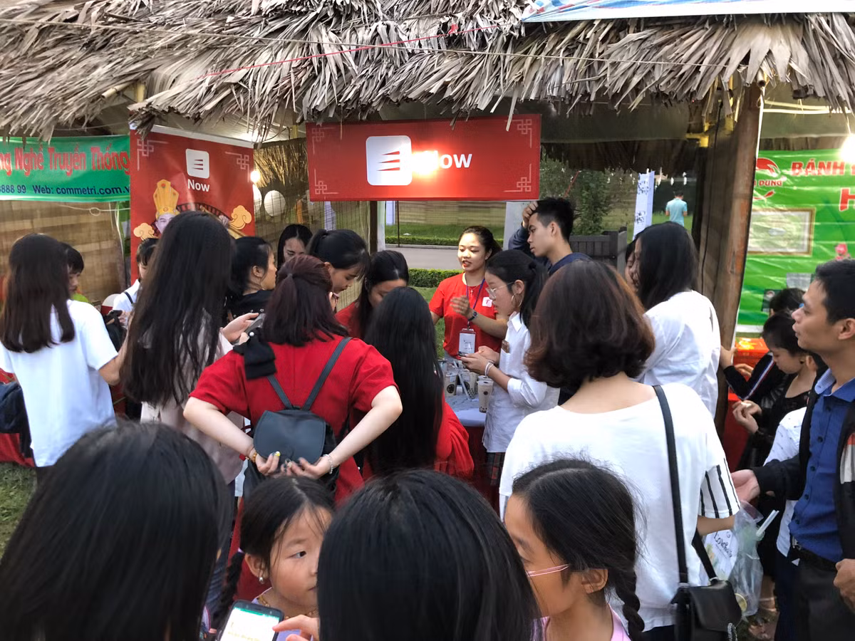 Những món quà quê như bánh tẻ, đậu xanh gần như biến mất khỏi lễ hội.