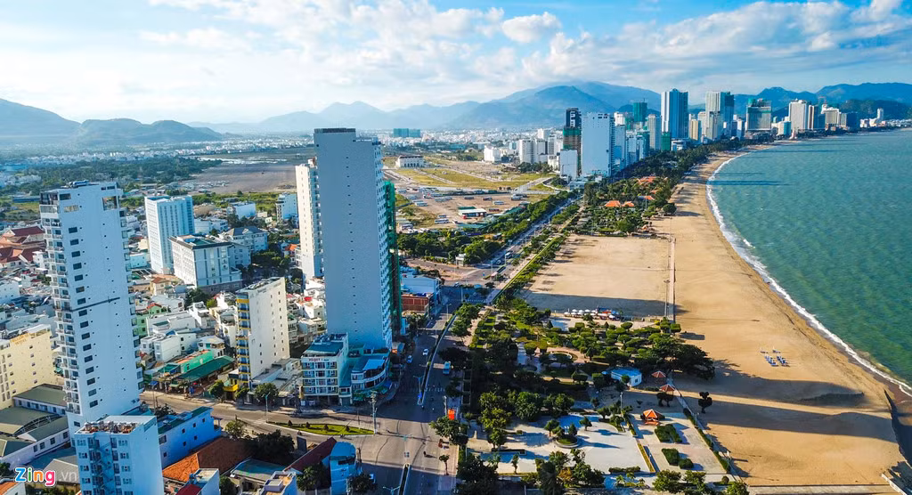 Trao đổi với Zing.vn, KTS Ngô Viết Nam Sơn nhìn nhận từ một thành phố biển đẹp nổi tiếng thế giới, hiện nay Nha Trang đã chật chội vì quá chú trọng vào lợi ích trước mắt.