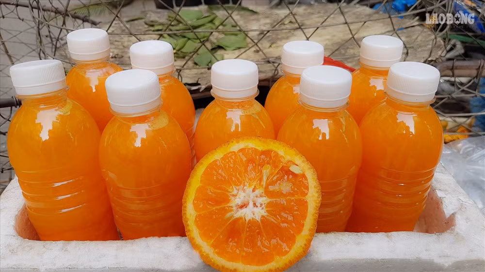 Cứ khoảng 3 quả cam Hà Giang thì được một chai nước cam nguyên chất 330ml.