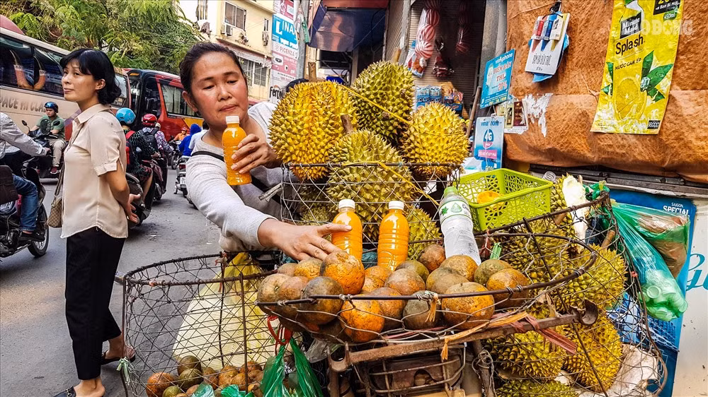 Chị N.M. chia sẻ: “Mỗi ngày tôi bán được từ 150 đến 200 bình nước cam nguyên chất. Thu nhập cao hơn hẳn so với bán cam nguyên quả“.