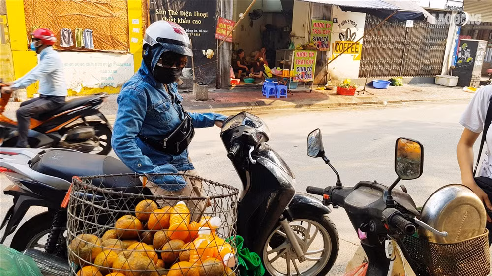 “Trước tôi bán trong Nam như vậy, sau chuyển ra Bắc, không thấy có hình thức này nên tôi vắt ra bán. Lúc đầu tôi còn lo người dùng không quen, không ngờ lại bán chạy đến vậy“, chị N.T.M nói.