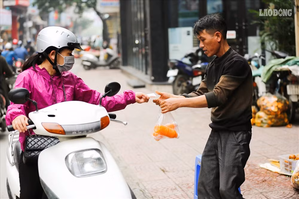 Anh Đỗ Văn Minh, một tiểu thương cho biết: “Tôi bắt đầu bán cam từ sau tết. Lượng bán trung bình tầm gần 200kg/ngày. Thời gian gần đây, thời tiết nóng lên nên tôi chuyển qua bán nước ép. Việc bán nước vắt khiến tôi bán nhanh hơn rất nhiều, tôi phải bán được gấp đôi bình thường. Trước tôi bán mỗi chai này 10.000 đồng vì giá cam rẻ, hiện tôi đang bán 15.000 đồng, cuối mùa nên cam đắt hơn”.