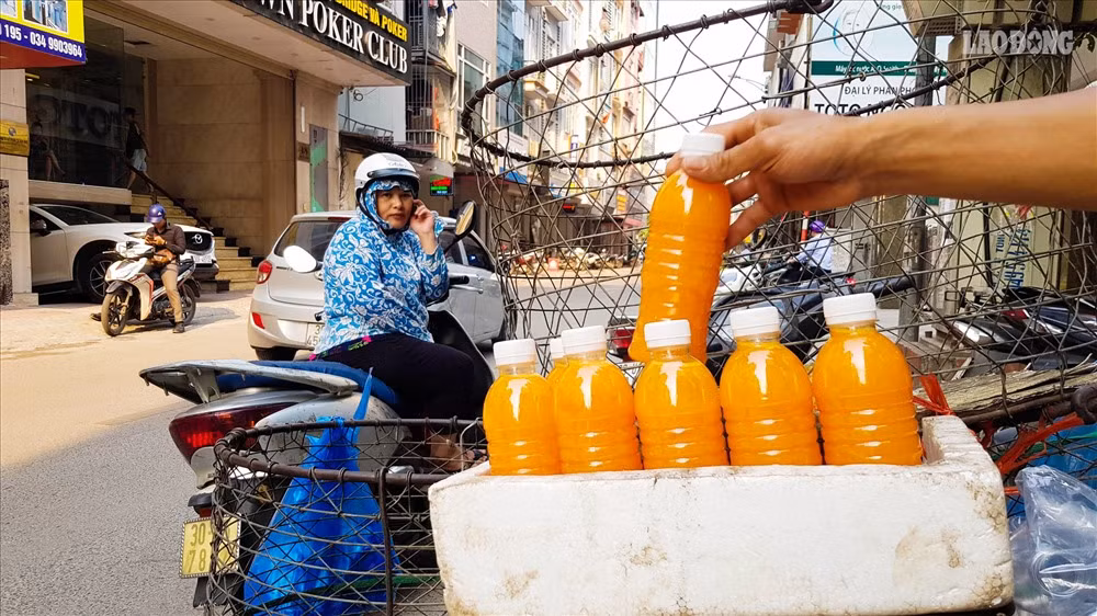 Tiểu thương cho biết, từ trước tới nay cam được thu mua và bán cho người tiêu dùng nguyên quả. Thời gian gần đây, nhu cầu người mua thay đổi nên họ mua máy vắt cam lấy nước để bán.