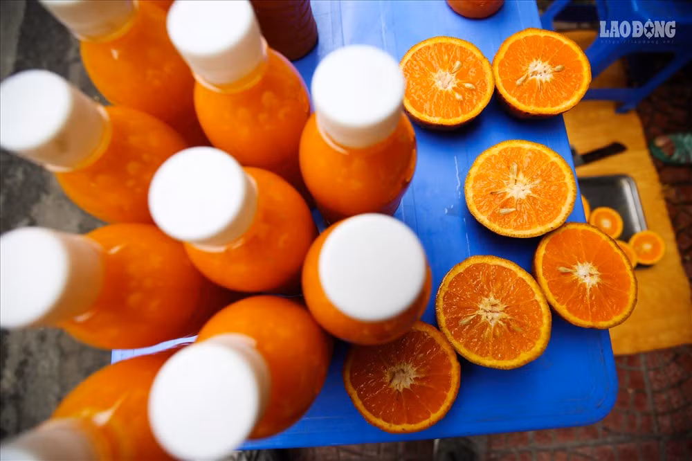 Nước cam mùa nắng nóng bán rất đắt hàng.