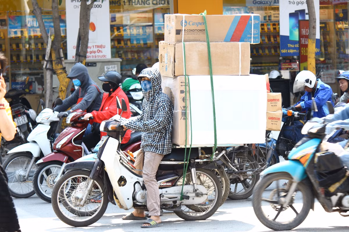 "Người vận chuyển" điều hòa trên đường Trần Phú, Hà Đông.