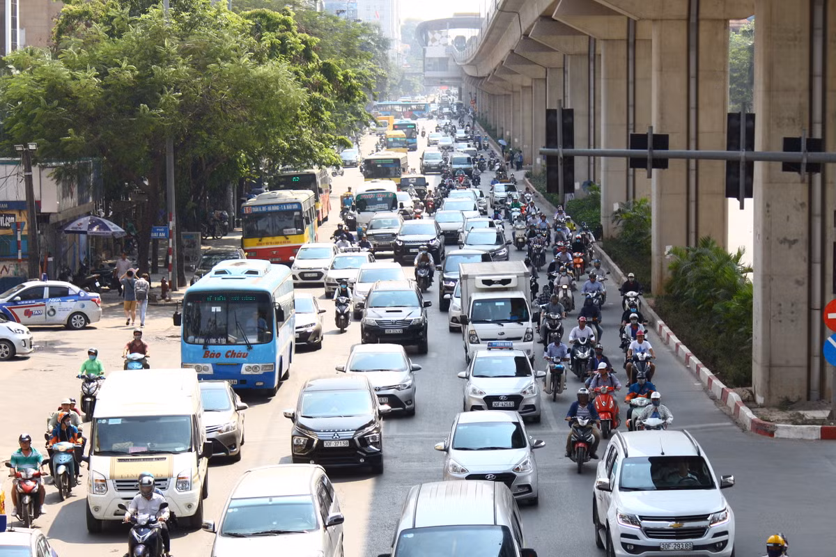 Đường Trần Phú, Hà Đông, người tham gia giao thông đi dưới bóng râm của đường sắt trên cao tránh nắng.