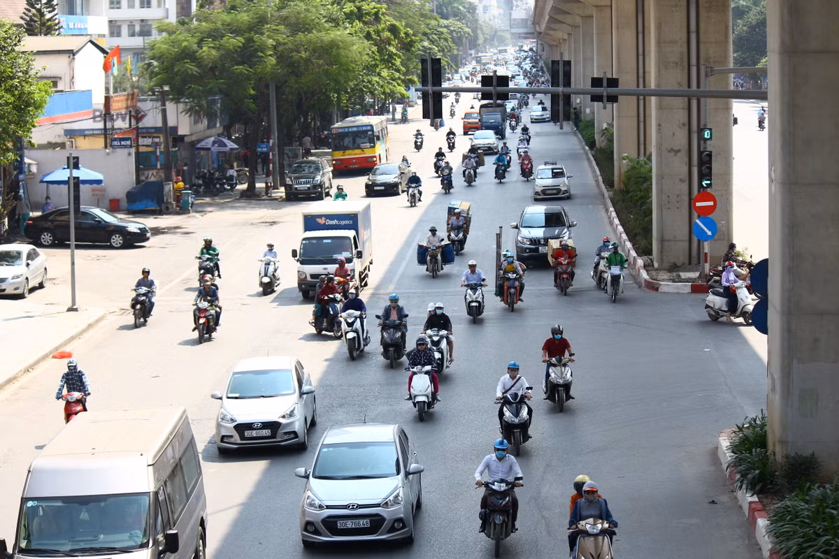 Trung tâm Khí tượng thủy văn TW dự báo, ngày 22/4, thời tiết Hà Nội có mây, có mưa rào và giông vài nơi; chiều tối và đêm nhiều mây, có mưa rào và rải rác có giông. Gió đông nam cấp 2-3. Trong cơn giông có khả năng xảy ra lốc, sét và gió giật mạnh. Độ ẩm 55 - 96%. Nhiệt độ thấp nhất từ 25 - 27 độ C, cao nhất từ 32 - 34 độ C. Tuy nhiên, đến chiều thời tiết vẫn nắng rất gắt.