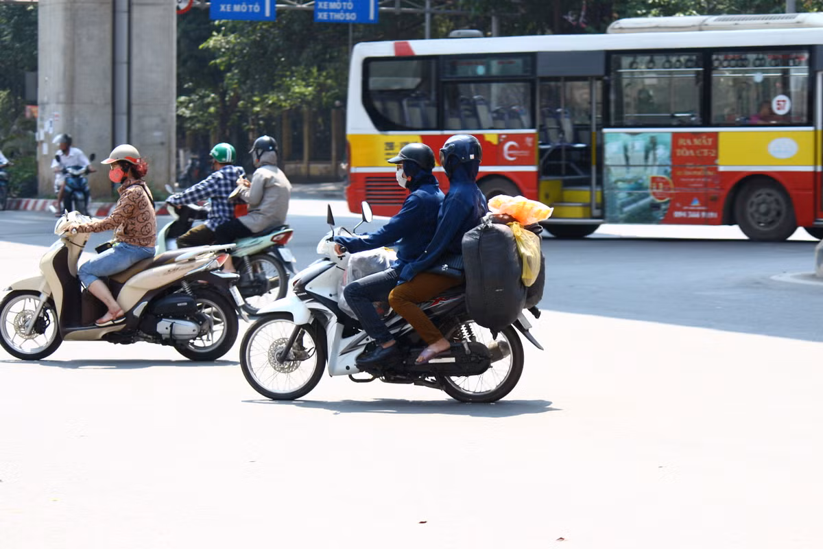 Hầu như mọi người đều phải mặc áo dài khi tham gia giao thông.