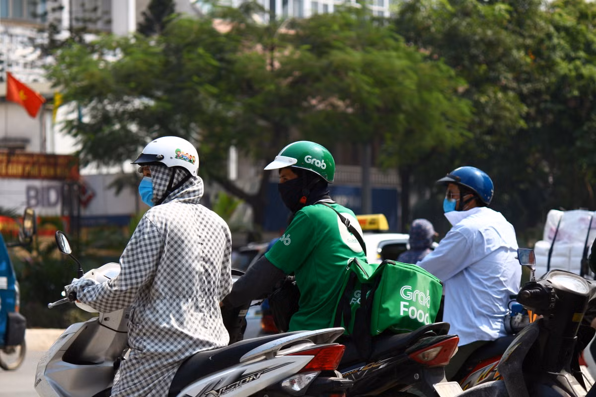 Áo dài, mũ, khẩu trang, găng tay... là những vật dụng không thể thiếu trong thời tiết nắng nóng những ngày qua.