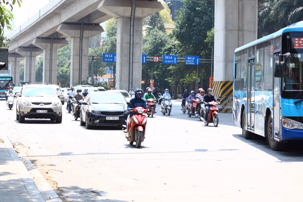 Đường Quang Trung, Hà Đông (Hà Nội) các phương tiện tham gia giao thông cũng vắng hơn ngày thường do nắng nóng.