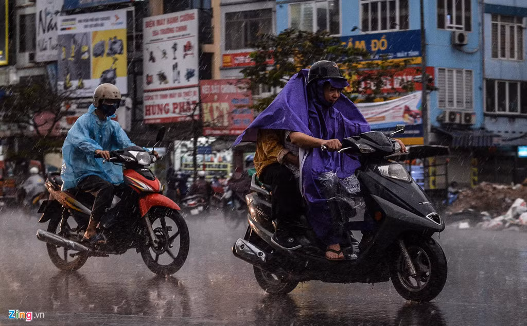 8h30, cơn mưa lớn đột ngột đổ xuống. Đã lâu lắm, Hà Nội mới xuất hiện một trận mưa.