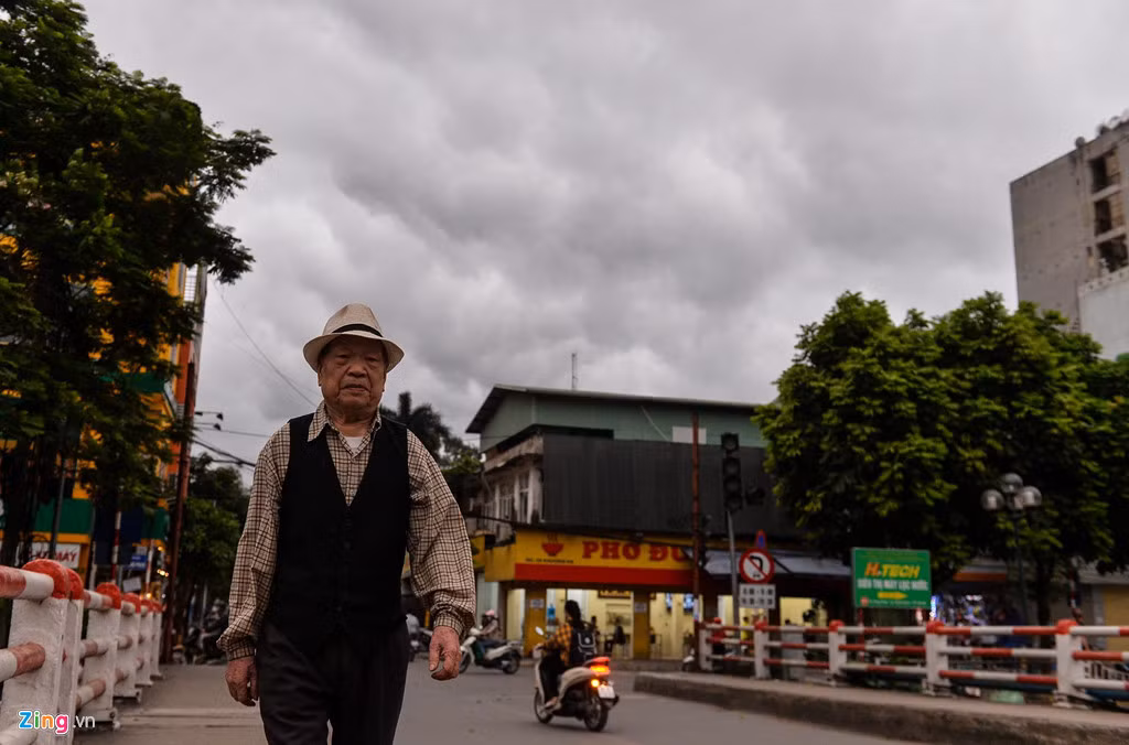 Ông Trang (82 tuổi), nhà gần khu vực cầu Khương Đình vừa đi dạo vừa để ý bầu trời. Ông cho biết hôm nay thời tiết rất lạ, chắc rằng sắp có mưa lớn.