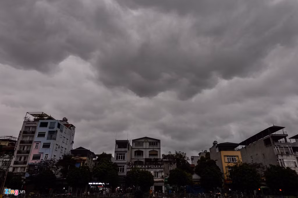 Từng đám mây lớn vần vũ trên bầu trời. Ảnh chụp tại khu vực đường Vũ Tông Phan.