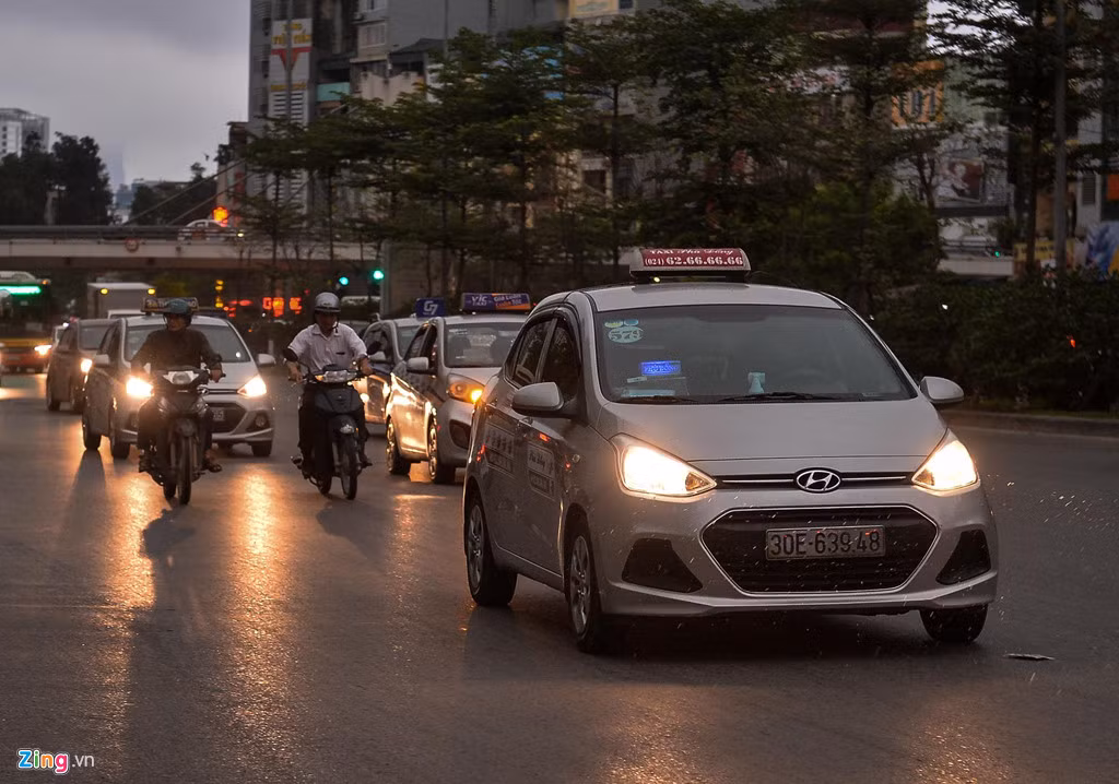 Hầu hết ôtô lưu thông trên đường phố phải bật đèn để di chuyển.
