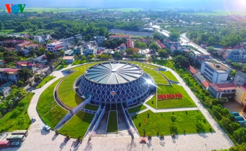 Bảo tàng chiến thắng lịch sử Điện Biên Phủ nằm đối diện với nghĩa trang liệt sỹ A1, giữa lòng TP Điện Biên Phủ, tỉnh Điện Biên. 