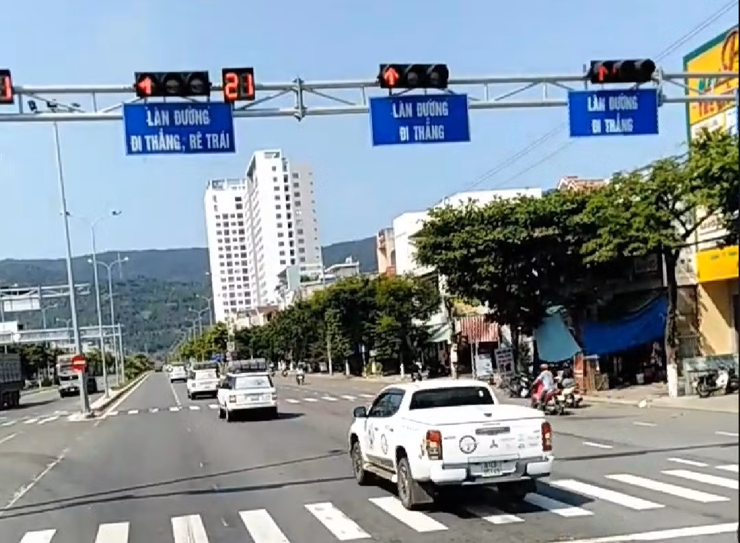 Doan xe cua Trung Nguyen noi duoi nhau vuot den do