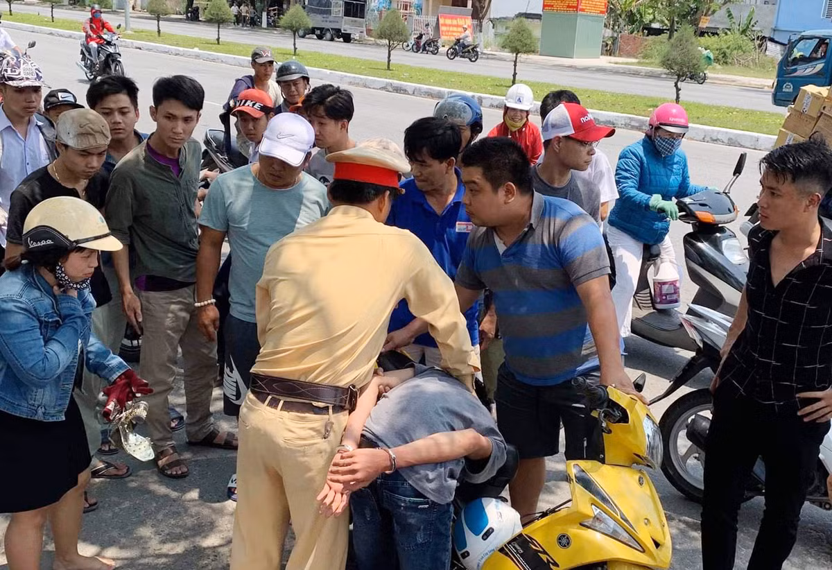 CSGT Da Nang truy duoi hon 3km bat hai thieu nien giat dien thoai
