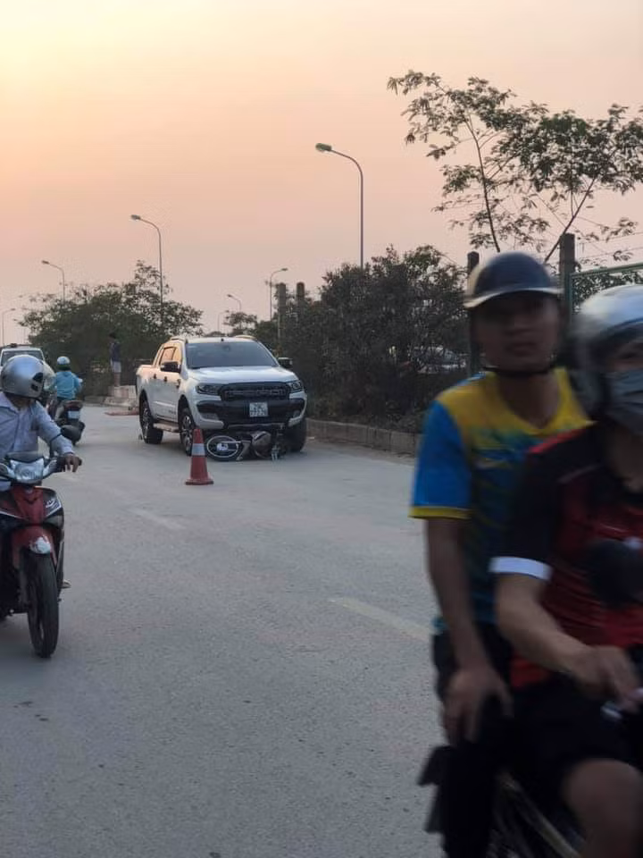 Trước đó, vào chiều 22/4, một xe bán tải va chạm với xe máy trên đại lộ Thăng Long (gần BigC) khiến người điều khiển xe máy tử vong. (Ảnh: FB Trang Sociuu)