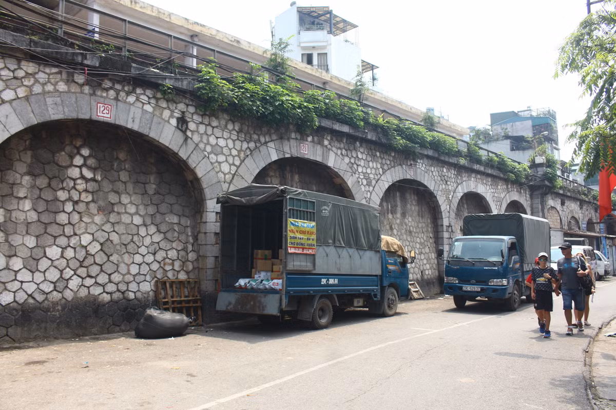 Anh Nguyễn Anh Sơn (Hà Nội) cho biết, mong rằng phố Gầm Cầu sẽ là một điểm thu hút du khách trong tương lai. Tuy nhiên, trước mắt chính quyền sở tại cần lập tức xóa bỏ điểm chích ma túy để làm sạch hình ảnh Thủ đô trong mắt người dân và du khách.