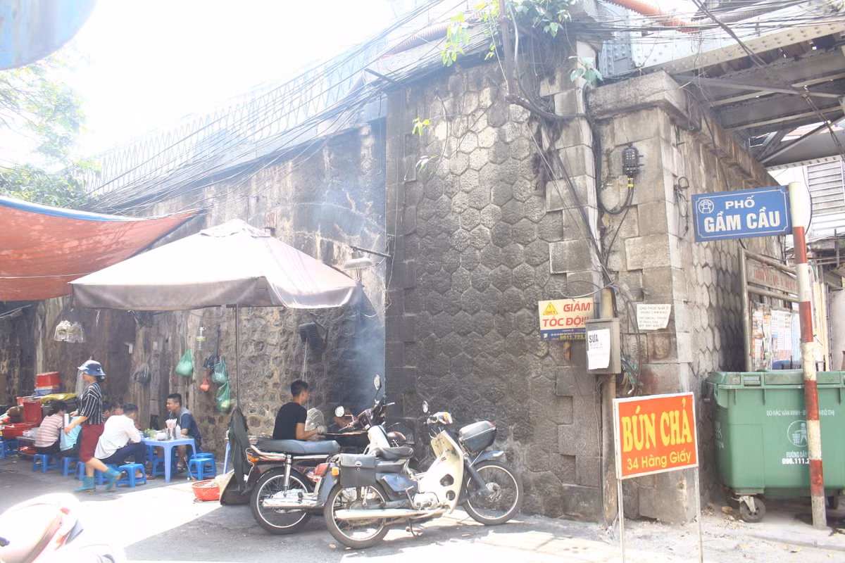 Vòm cầu số 93, phố Gầm Cầu đã được đục thông.